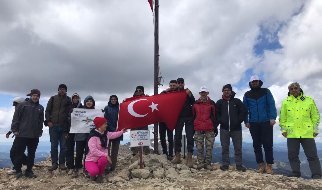 2587 metre Büyükhacettepe Zirvesi tırmanışı başarıyla yapıldı Gençlik Haftası etkinlikleri kapsamında 2587 metre Ilgaz Dağı Büyükhacettepe Zirvesi