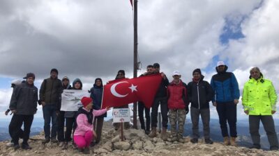 Gençlik Haftası etkinlikleri kapsamında 2587 metre Ilgaz Dağı Büyükhacettepe Zirvesi