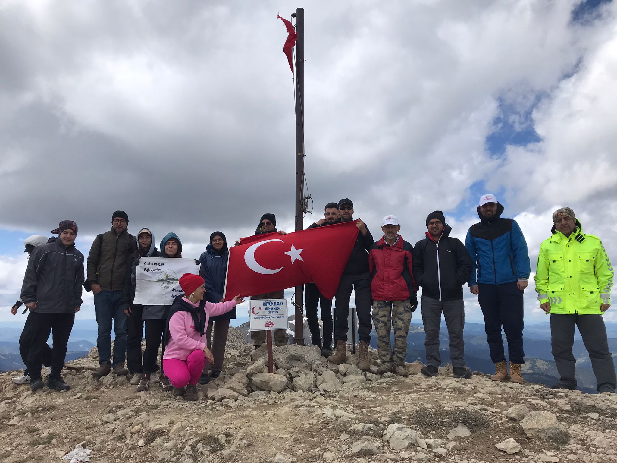 Gençlik Haftası etkinlikleri kapsamında 2587 metre Ilgaz Dağı Büyükhacettepe Zirvesi