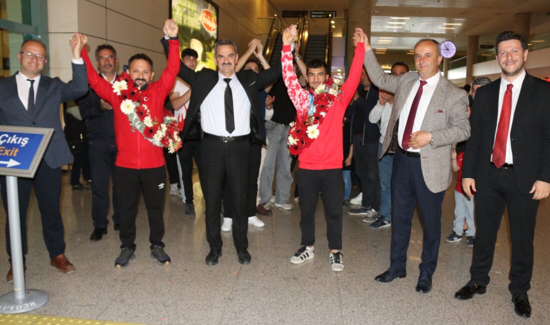 Dünya Şampiyonumuz Yılmaz, Esenboğa’da coşkulu bir şekilde karşılandı Halterde dünya şampiyonu olan milli sporcumuz Ramazan Efe Yılmaz, şampiyona