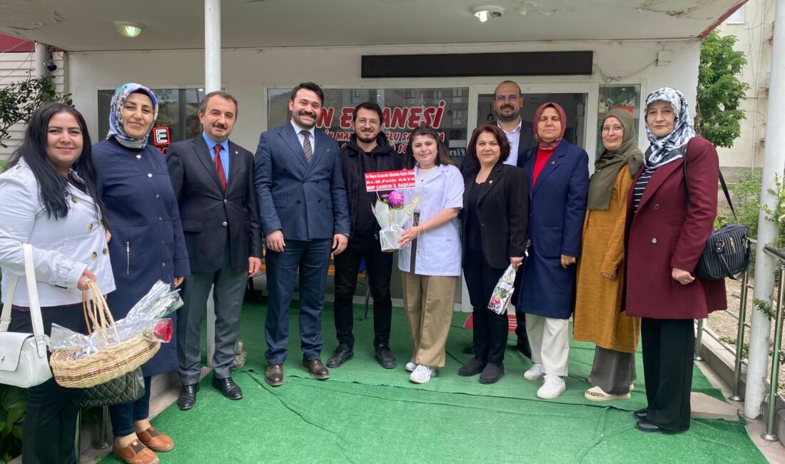 Eczacılara çiçek verip günlerini kutladılar MHP İl Başkanı Av. M. Fatih Kaya, KAÇEP Başkanı Hicran