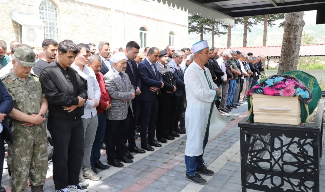Müdür Öztürk, kayınvalidesinin cenaze namazını kıldırdı Çankırı İl Milli Eğitim Müdürü Muammer Öztürk, vefat eden kayınvalidesi