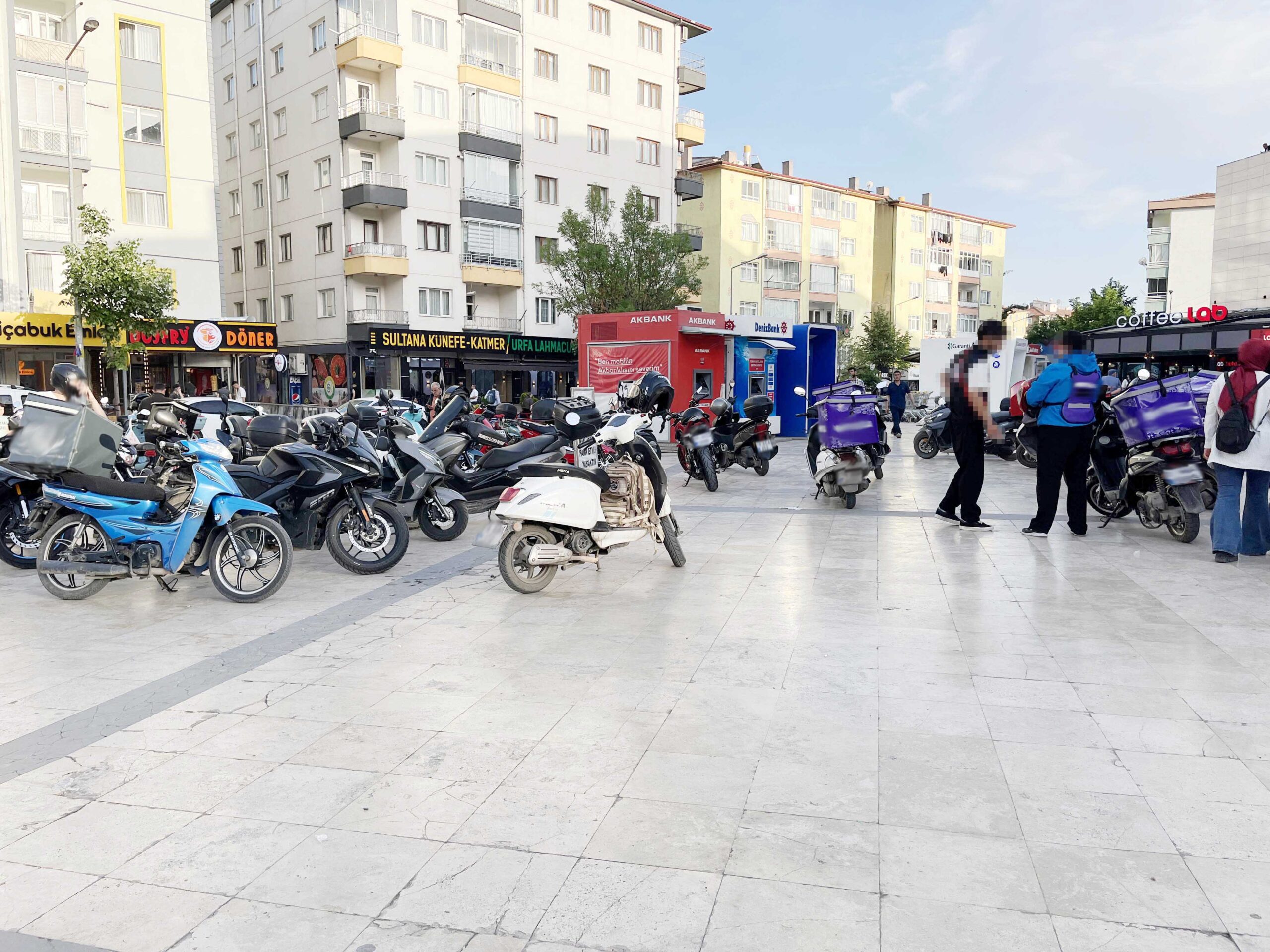Çankırı şehir merkezinde yer alan Yunus AVM önünde gelişigüzel park