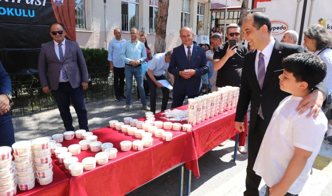 Öğrencilere dondurma dağıtıldı Karne hediyesi olarak öğrencilere dondurma dağıtıldı. 23 Nisan Ulusal Egemenlik