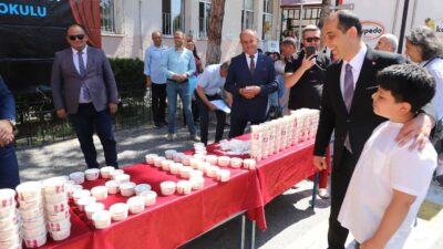 Karne hediyesi olarak öğrencilere dondurma dağıtıldı. 23 Nisan Ulusal Egemenlik