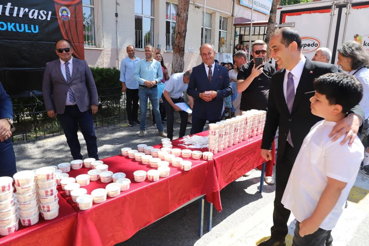 Karne hediyesi olarak öğrencilere dondurma dağıtıldı. 23 Nisan Ulusal Egemenlik