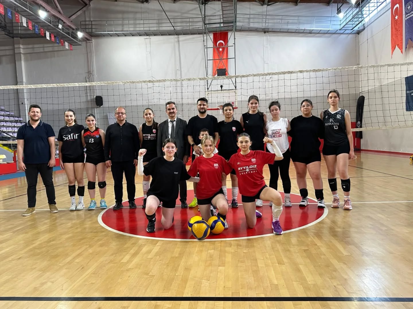 Güreş, basketbol ve voleybol antrenmanları ziyaret edildi. Gençlik ve Spor