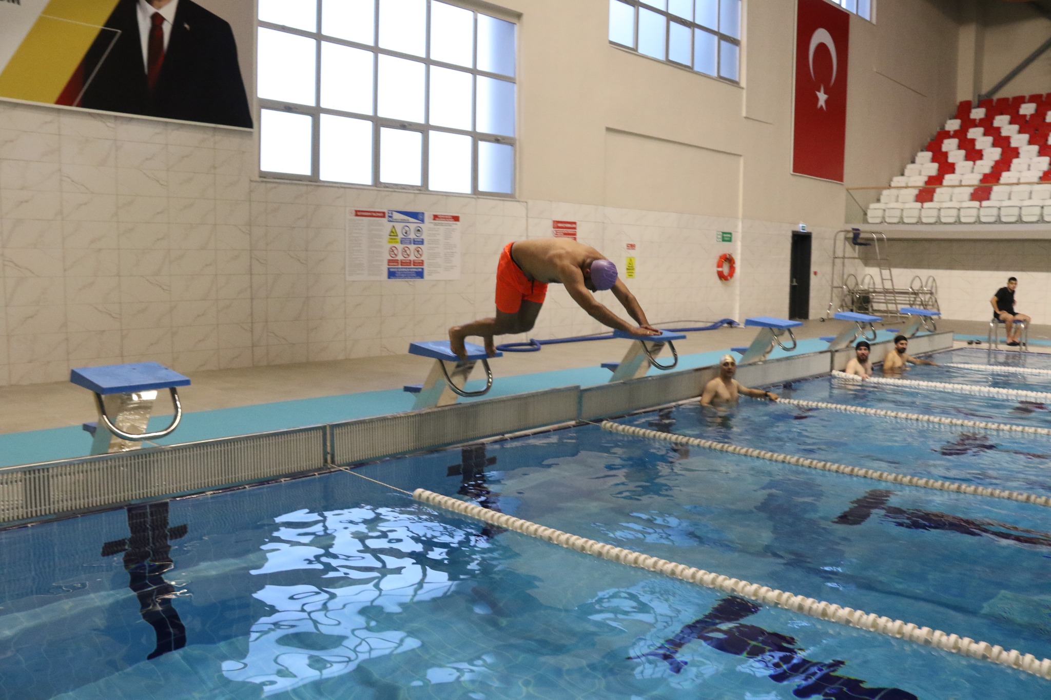 Çankırı’nın yıllardır, hasretle beklediği yüzme havuzu nihayet açıldı.  Gençlik ve