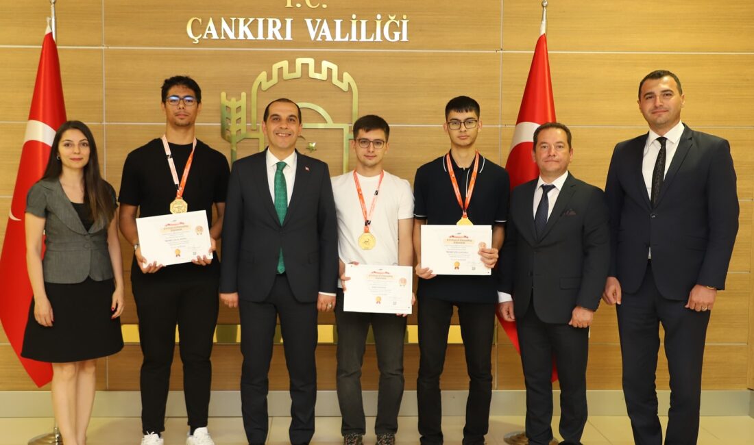 Matematik dâhilerinden Vali Taşolar’a ziyaret Uluslararası Kanguru Matematik Yarışmasında başarı elde eden Çankırı TOBB Fen