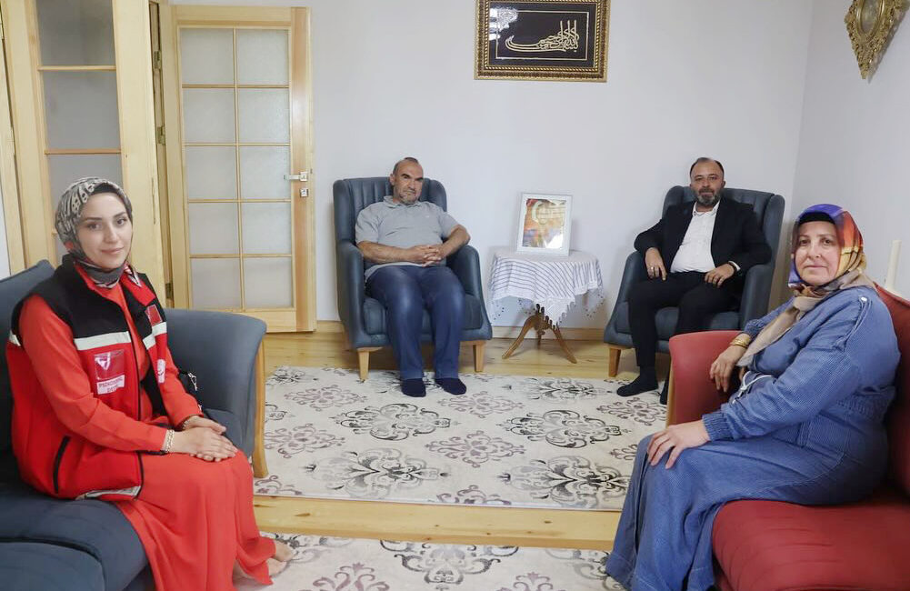 Müdür Longa, şehit yakınlarını ziyaret etti Aile ve Sosyal Hizmetler İl Müdürü Abdulhaluk Longa, şehit yakınlarını