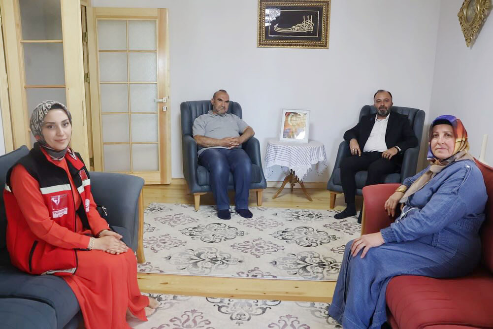 Aile ve Sosyal Hizmetler İl Müdürü Abdulhaluk Longa, şehit yakınlarını