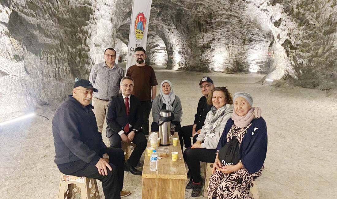 Sağlık Müdürü Bulut, tuz mağarasında tedavi gören hastaları ziyaret etti Çankırı İl Sağlık Müdürü Dr. Öğr. Üyesi Yunus Emre Bulut,