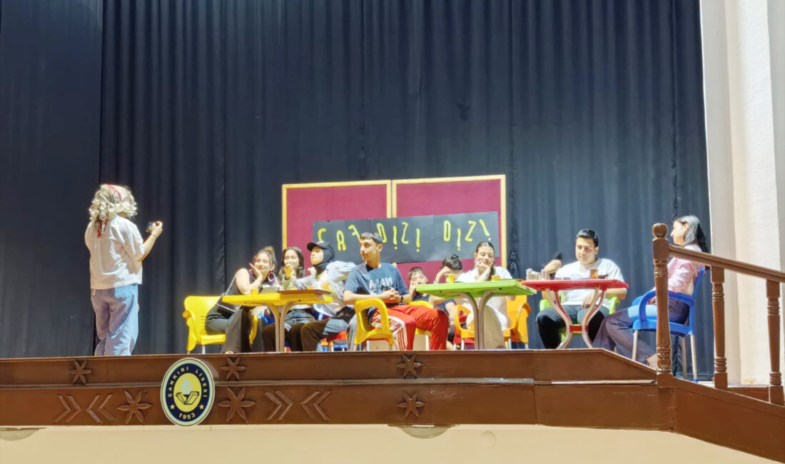 Çankırı Lisesi’nden Anlamlı Tiyatro Gösterisi Çankırı Lisesi tiyatro grubu tarafından sahnelenen “Ben Ben Değilim” adlı