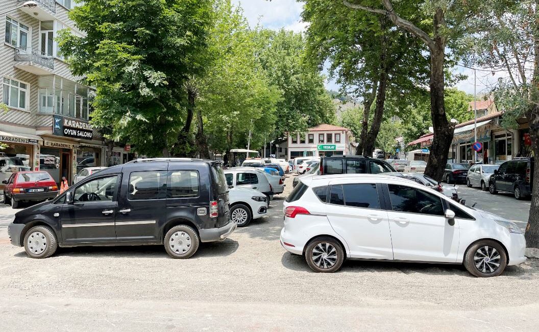 Dükkanlar yıkıldı, yeri otopark oldu Çankırı Belediyesi arkasında bulunan Muhlis Tepesi bölgesinde yer alan eski