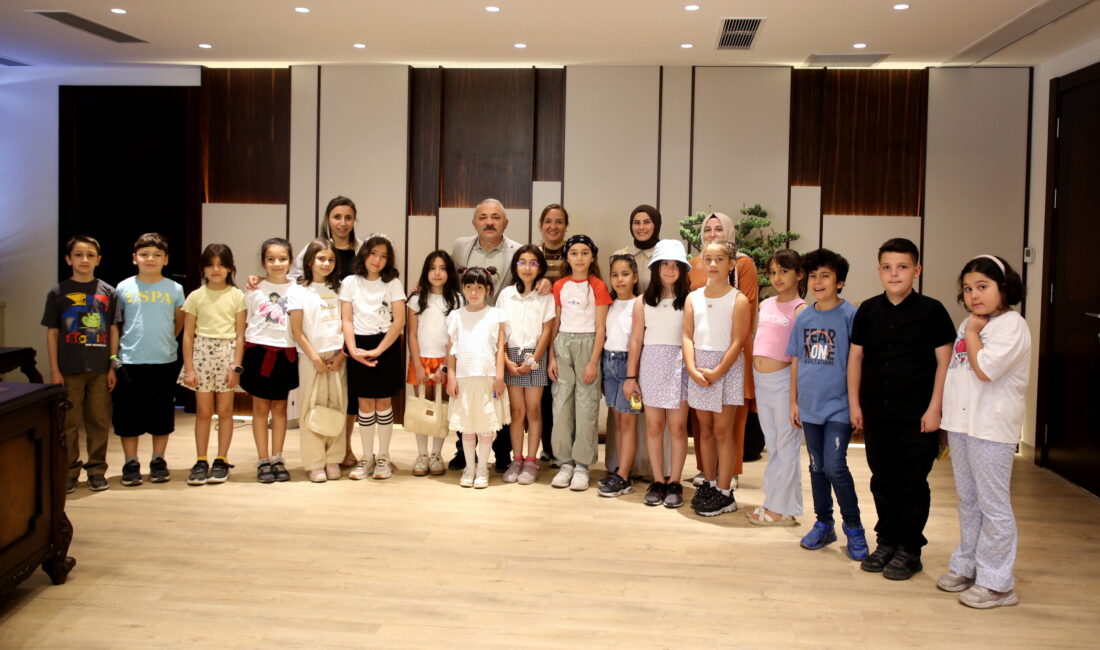 Öğrencilerden Başkan Esen’e Ziyaret Güneş İlkokulu 3-E sınıfı öğrencileri, okul etkinliklerinde kendilerini yalnız bırakmayan