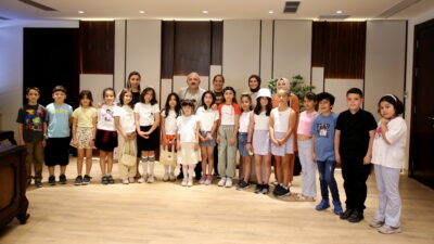 Güneş İlkokulu 3-E sınıfı öğrencileri, okul etkinliklerinde kendilerini yalnız bırakmayan