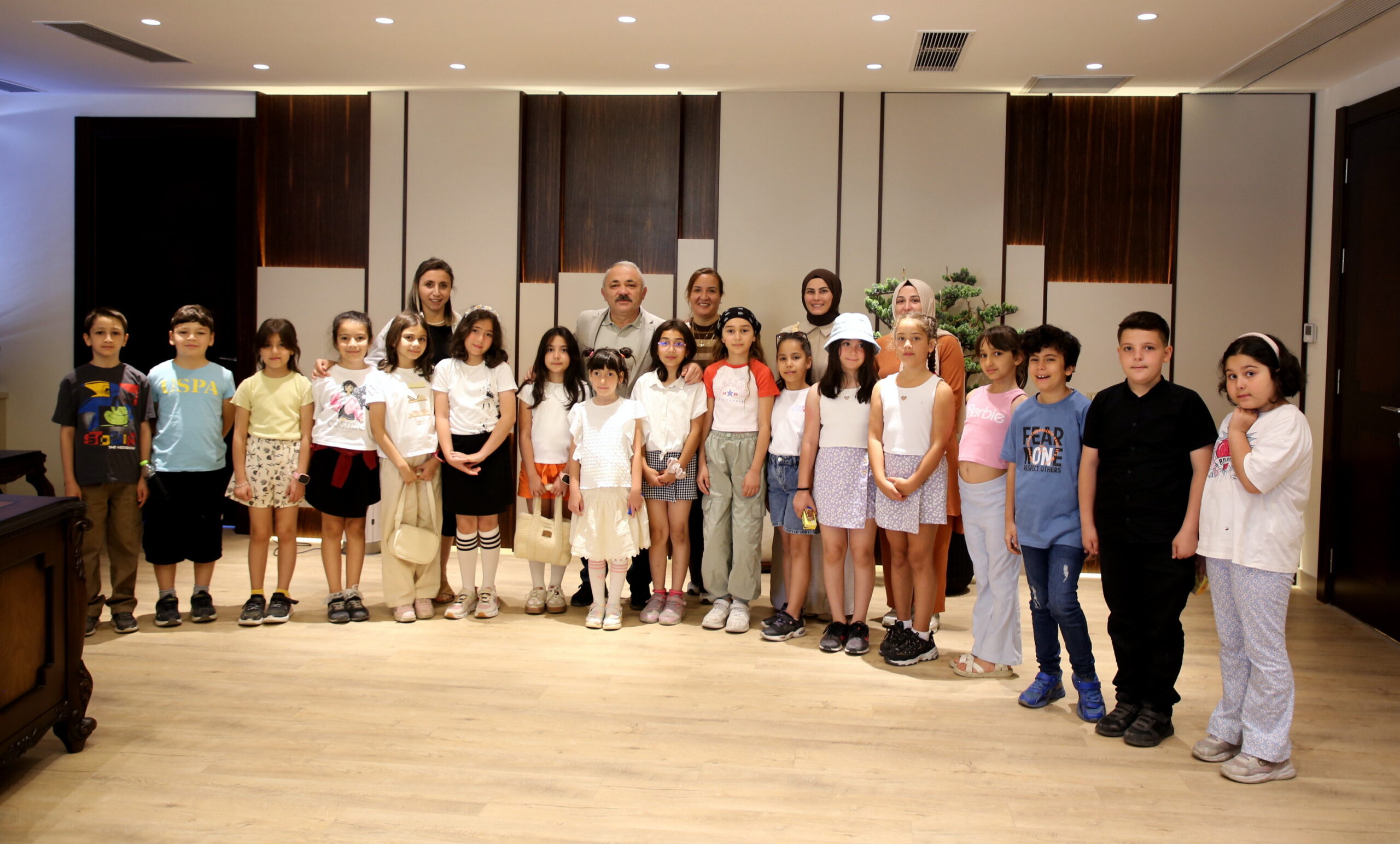 Güneş İlkokulu 3-E sınıfı öğrencileri, okul etkinliklerinde kendilerini yalnız bırakmayan