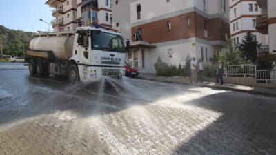 Bayram öncesi bazı cadde ve sokaklarda yapılan temizlik bayram sonrasında