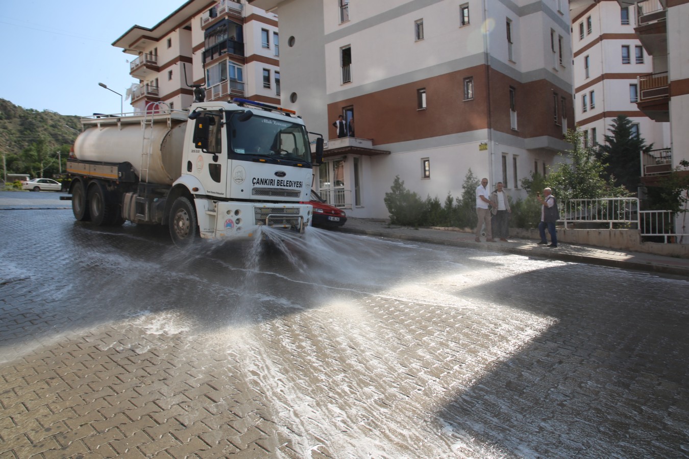 Bayram öncesi bazı cadde ve sokaklarda yapılan temizlik bayram sonrasında