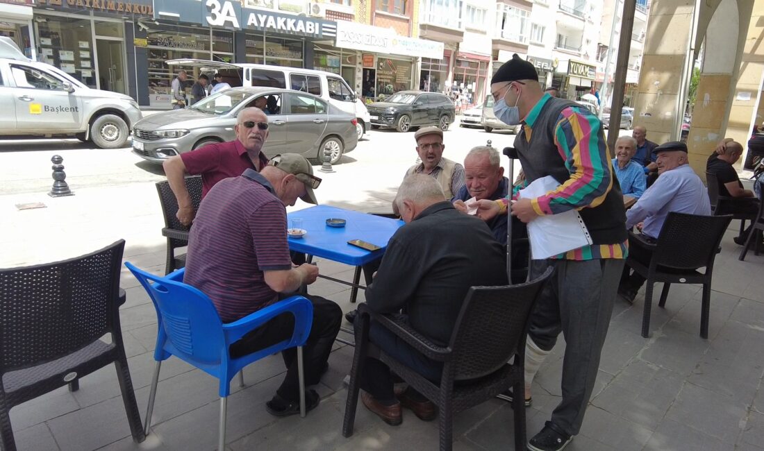Dilenci Kılığına Giren Zabıta 10 Dakikada 340 Lira Topladı Çankırı Belediyesinde görevli bir zabıta, vatandaşların dilencilere karşı hassasiyetini ölçmek