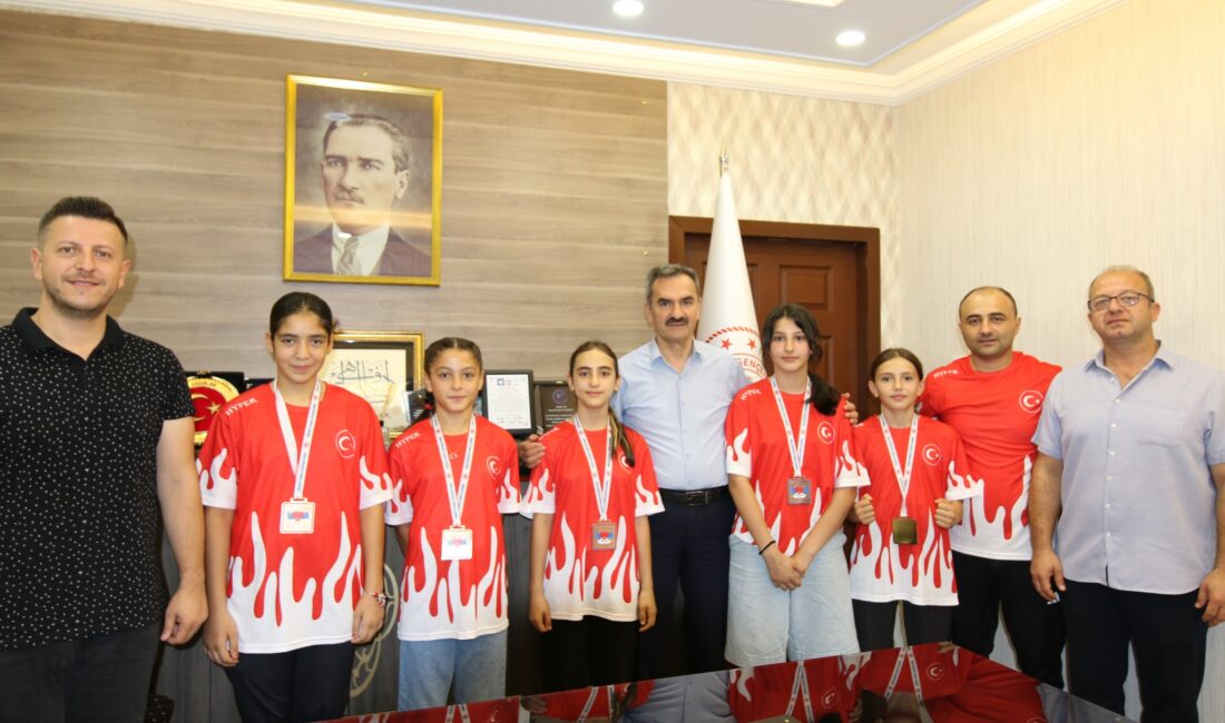 Başarılı sporcular ödüllendirildi Çankırı Gençlik ve Spor İl Müdürü Sadık Ak, şampiyonalarda üstün