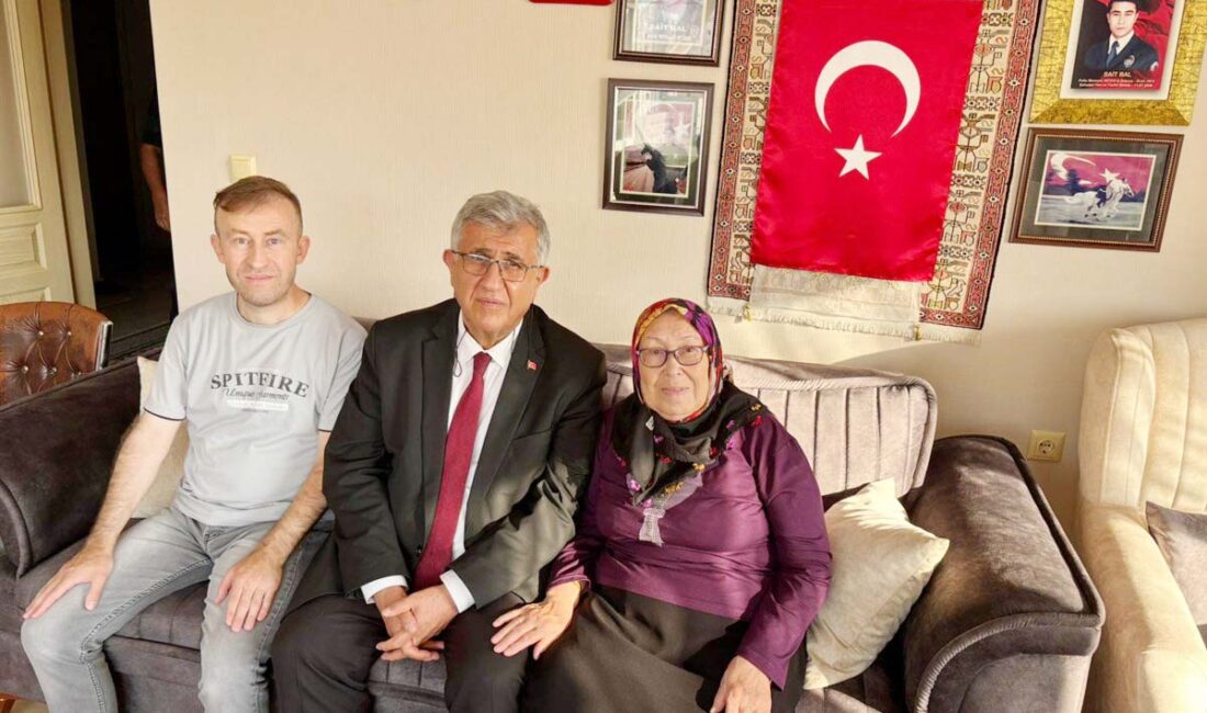 Kaymakam Bulgurlu’dan şehit ailesine ziyaret Çerkeş Kaymakamı Emir Osman Bulgurlu, şehadetinin yıldönümünde şehit Sait Bal’ın