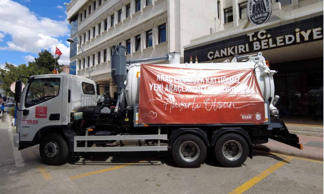 TBB’den Çankırı Belediyesine Vidanjör Desteği Çankırı Belediyesi, araç filosuna yeni vidanjör ekledi. 7 bin litrelik