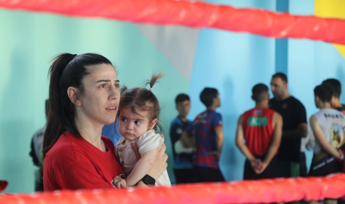 Kucağında bebeğiyle sporcu yetiştiriyor Savate Milli Takım Antrenörü ve Teknik Kurul Üyesi Esra Kibaroğlu,