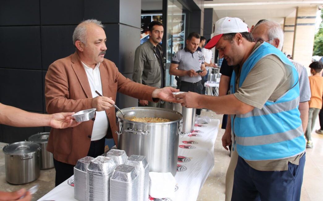 Vatandaşlara aşure ikram ettiler Çankırı Belediye Başkanı İsmail Hakkı Esen, vatandaşa aşure ikram etti.