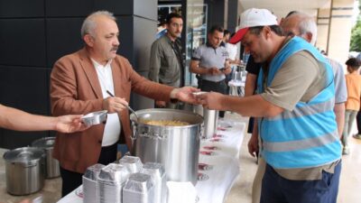 Çankırı Belediye Başkanı İsmail Hakkı Esen, vatandaşa aşure ikram etti.