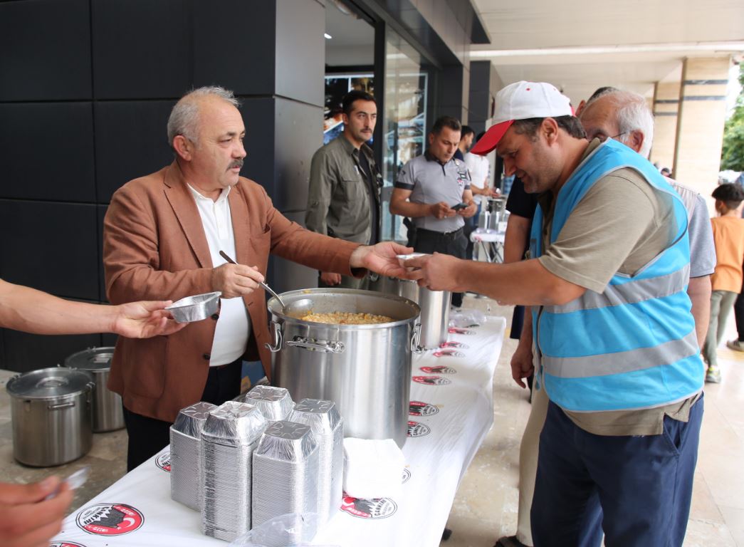 Çankırı Belediye Başkanı İsmail Hakkı Esen, vatandaşa aşure ikram etti.
