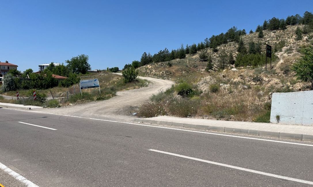 Yeni mezarlık yolunun bozukluğu ve tabela eksikliği vatandaşları sıkıntıya sokuyor Yeni mezarlık alanına giden bozuk yol ve tabela eksikliği, vatandaşları