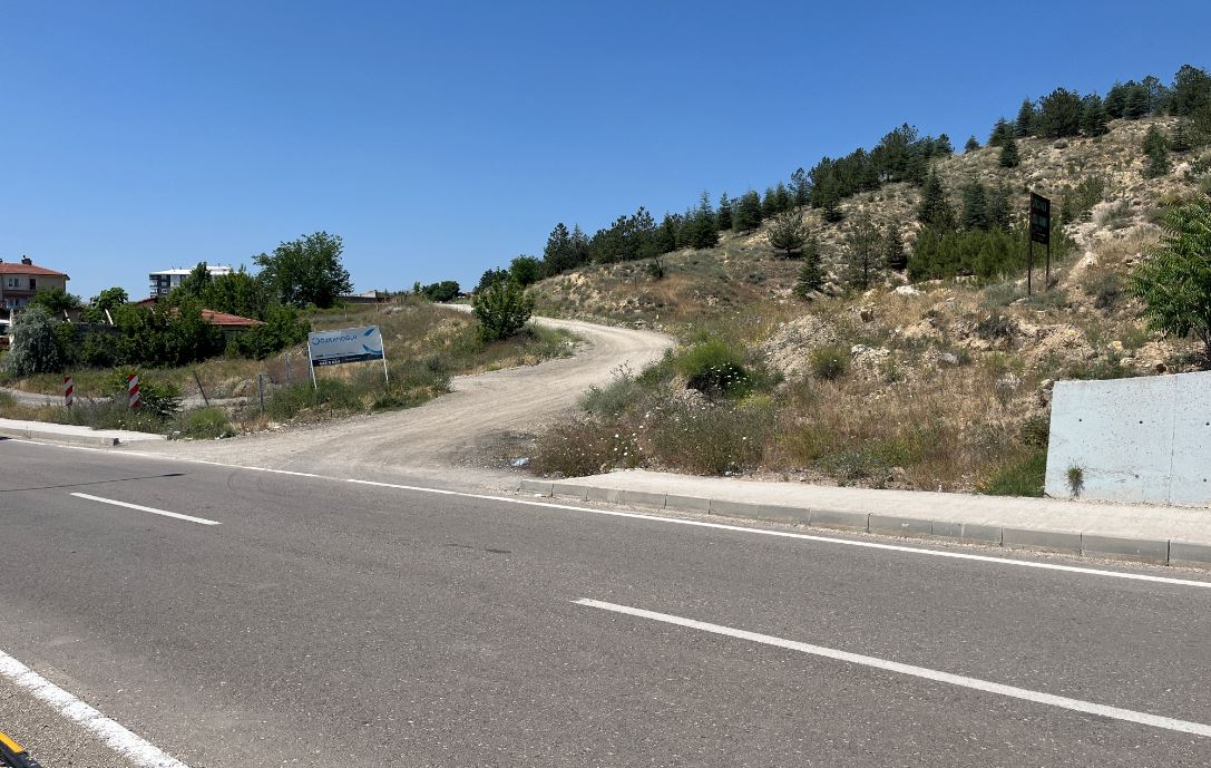 Yeni mezarlık alanına giden bozuk yol ve tabela eksikliği, vatandaşları