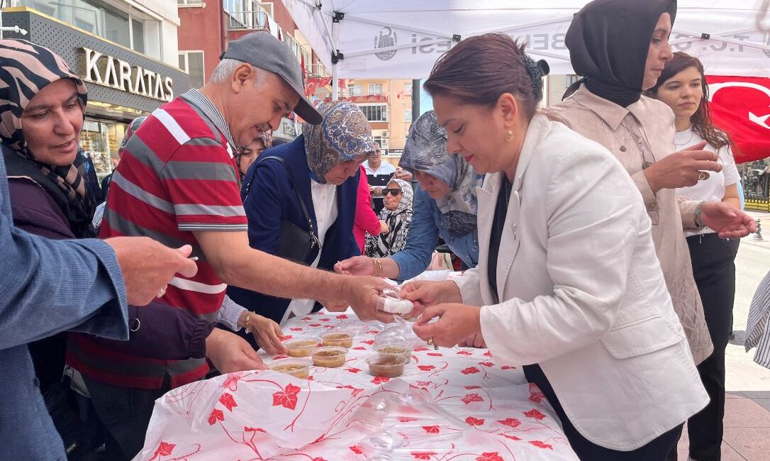 MHP KAÇEP, aşure ikram etti Çankırı MHP Kadın, Aile, Çocuk ve Engelli Politikaları (KAÇEP) Başkanlığı