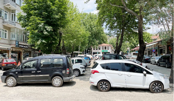 Otopark mı, köylü pazarı mı? Bir süre önce yıkılan Müflis Tepesindeki Belediye dükkanları alanının