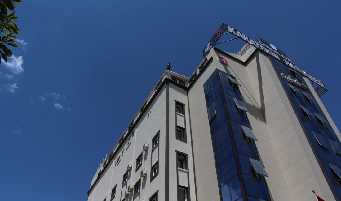 Kastamonulu şahıstan 3. Kez intihar teşebbüsü Çankırı’da hareketli saatler yaşandı. Özel Karatekin Hastanesi çatısına çıkan Kastamonulu