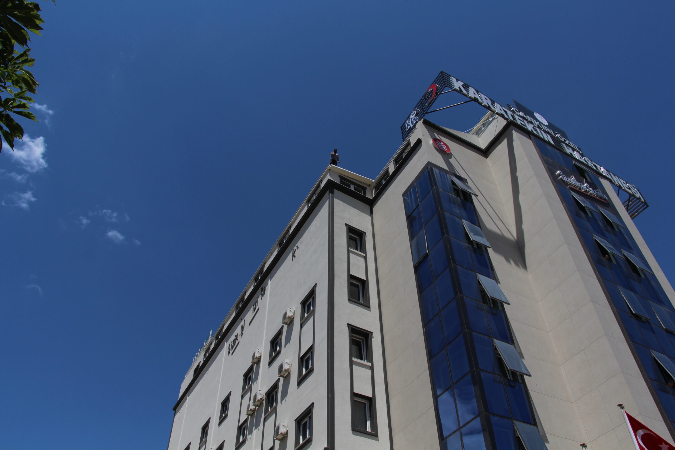 Çankırı’da hareketli saatler yaşandı. Özel Karatekin Hastanesi çatısına çıkan Kastamonulu
