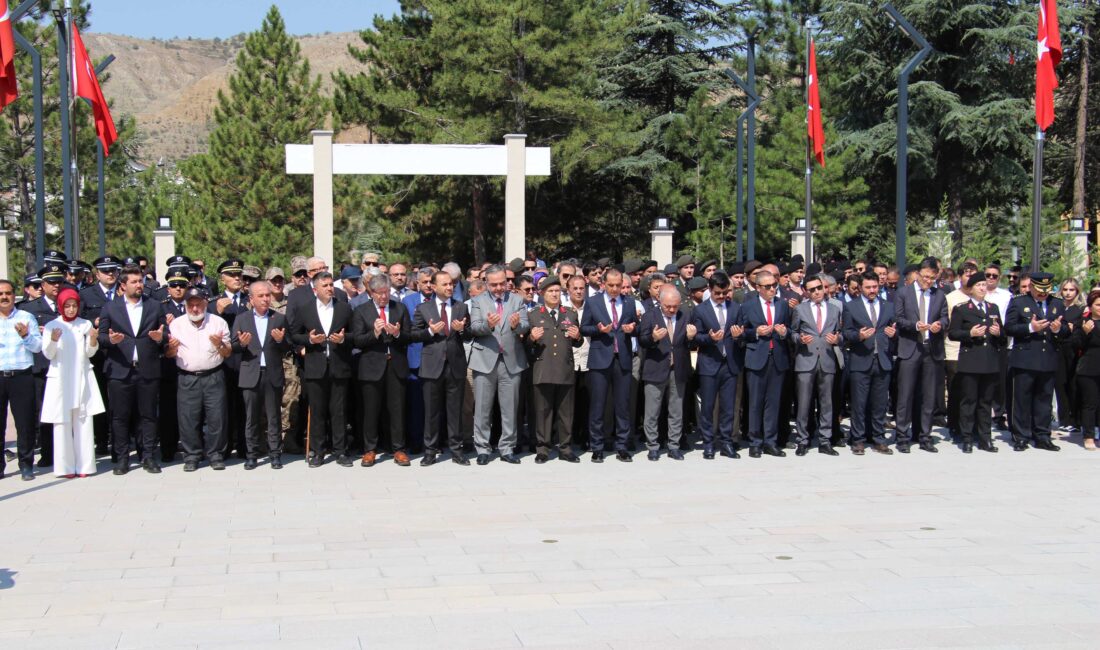 Şehitlerimiz için dualar edildi 15 Temmuz Demokrasi ve Milli Birlik Günü etkinlikleri kapsamında şehitlikte