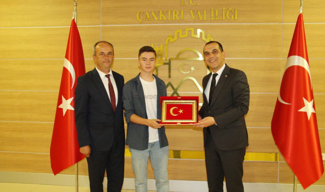 Çankırı’da, bozulan Türk bayraklarını düzelten bir çocuğun görüntüsünün sosyal medyada