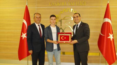 Çankırı’da, bozulan Türk bayraklarını düzelten bir çocuğun görüntüsünün sosyal medyada