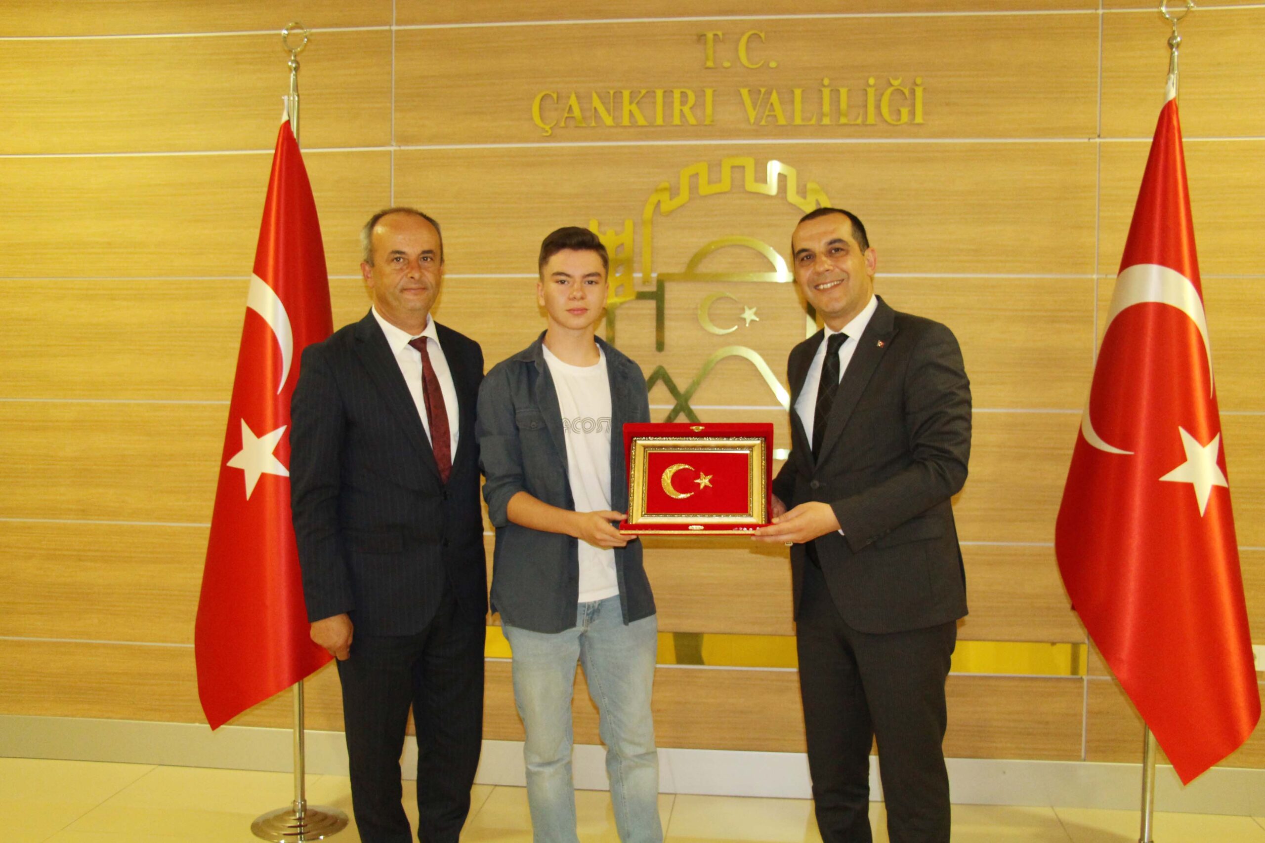 Çankırı’da, bozulan Türk bayraklarını düzelten bir çocuğun görüntüsünün sosyal medyada