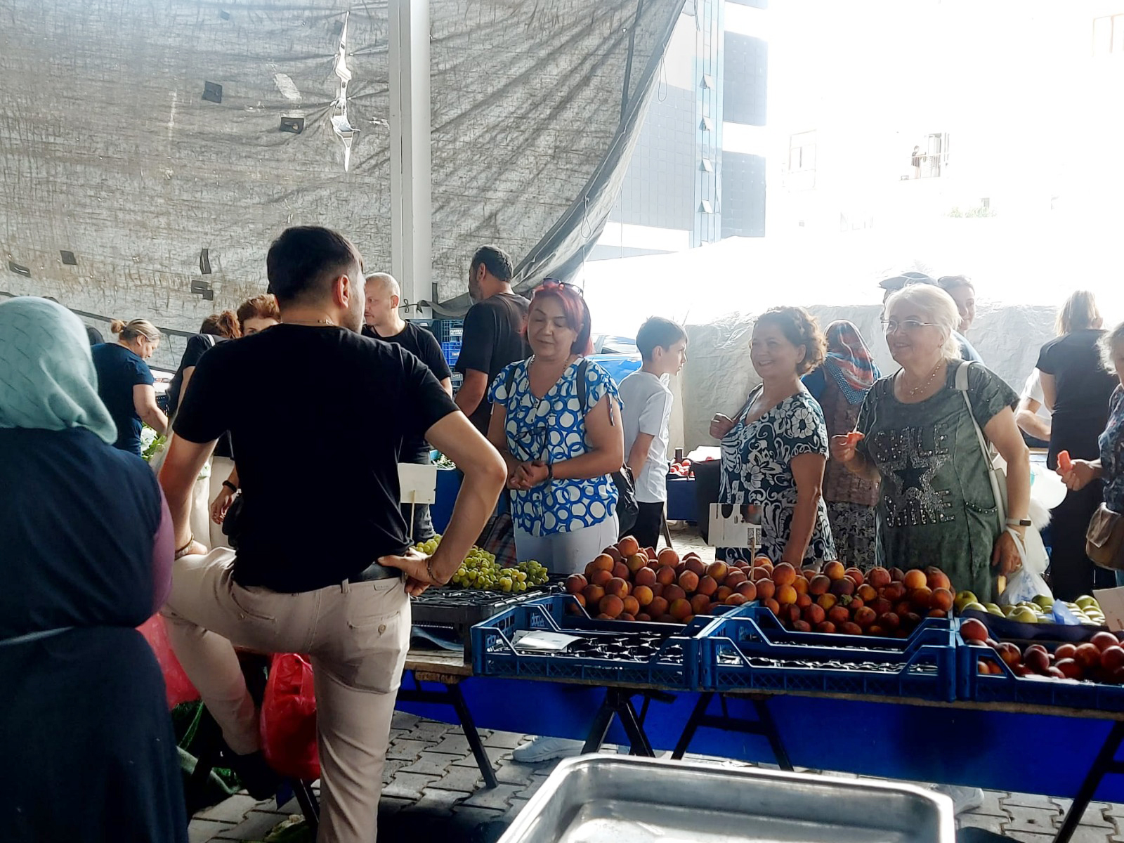 Cumhuriyet Halk Partisi  İl Kadın Kolları çarşamba günleri çarşamba pazarında,