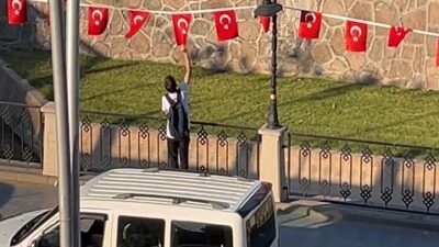 Çankırı’da, bozulan Türk bayraklarını düzelten bir çocuğun görüntüsü cep telefonu