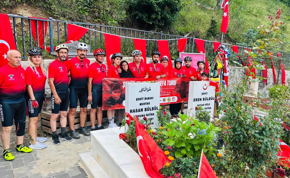 Çankırılı bisikletçiler şehitlerimizi kabri başında andı Çankırı 18 Vites Bisiklet ve Doğa Sporları Kulübü üyeleri, “Şehitler Yolunda