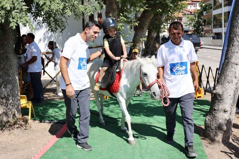 Çocuklar Midilli Atlara Binip Tur Attı Türkiye Jokey Kulübünce (TJK) sürdürülen sosyal sorumluluk projesi, Çankırı’da çocuklar