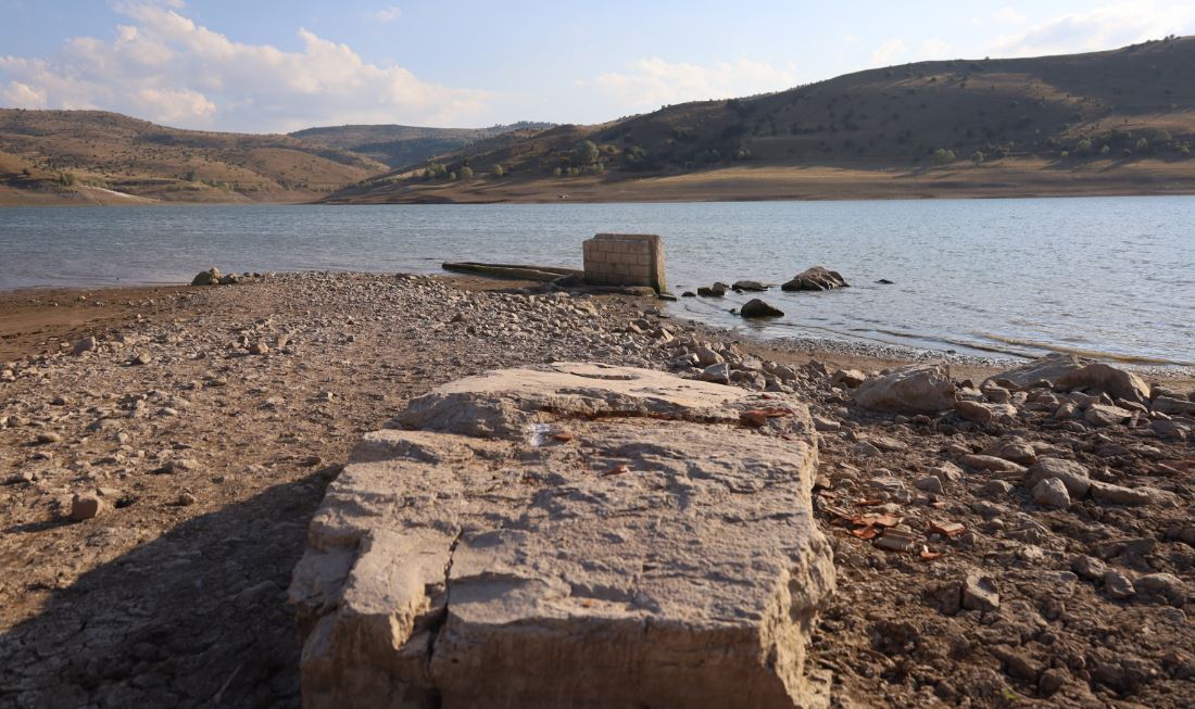 Çankırı'da baraj suları çekilince sular altındaki köyün kalıntıları ortaya çıktı