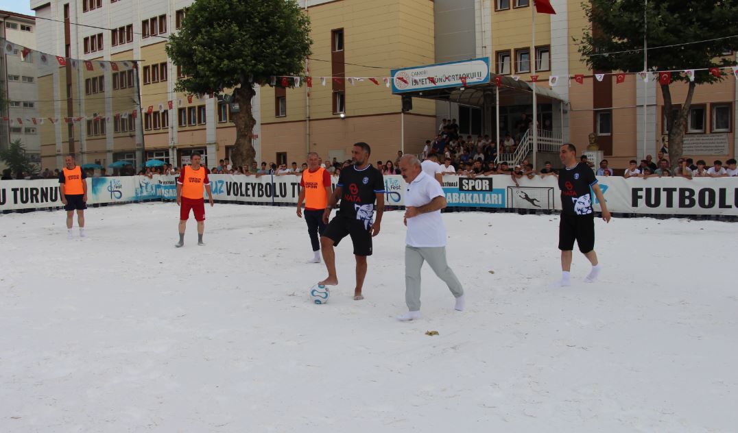 Çankırı’da tuz zeminde futbol turnuvası ÇANKIRI’da ‘4. Uluslararası Çankırı Tuz Festivali’ kapsamında düzenlenen futbol turnuvası,