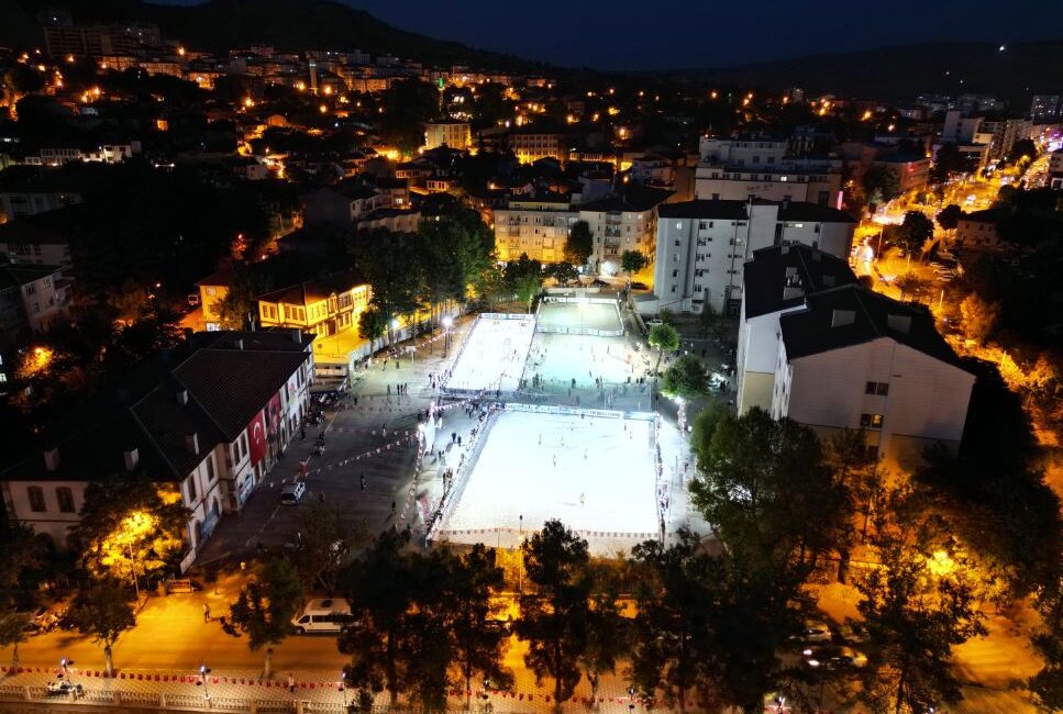 Tuz Üzerinde Kıyasıya Mücadele Devam Ediyor Geleneksel Çankırı Tuz Festivali kapsamında tuz üzerinde müsabakalar devam ediyor.