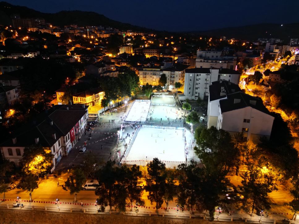 Geleneksel Çankırı Tuz Festivali kapsamında tuz üzerinde müsabakalar devam ediyor.