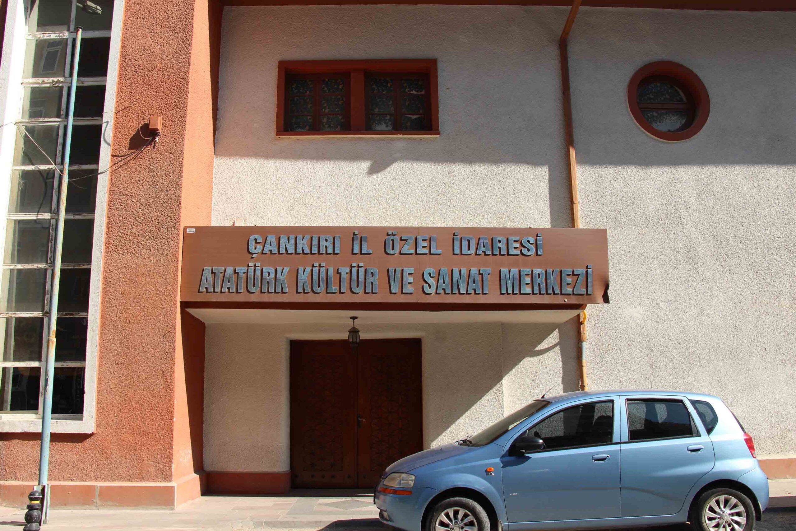 Atatürk Kültür ve Sanat Merkezi kullanımı okullara ücretsiz olurken, diğer